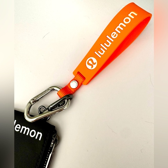 BNWOT Black w/white Lululemon sm clippable pouch & silicone clippable keychain - Picture 6 of 10